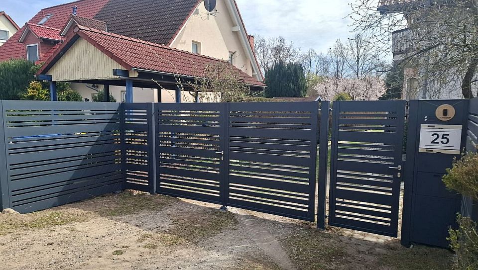 Aluminiumzaun RAL 7016 mit Struktur – moderne Zaunanlage bei Berlin (April 2026)