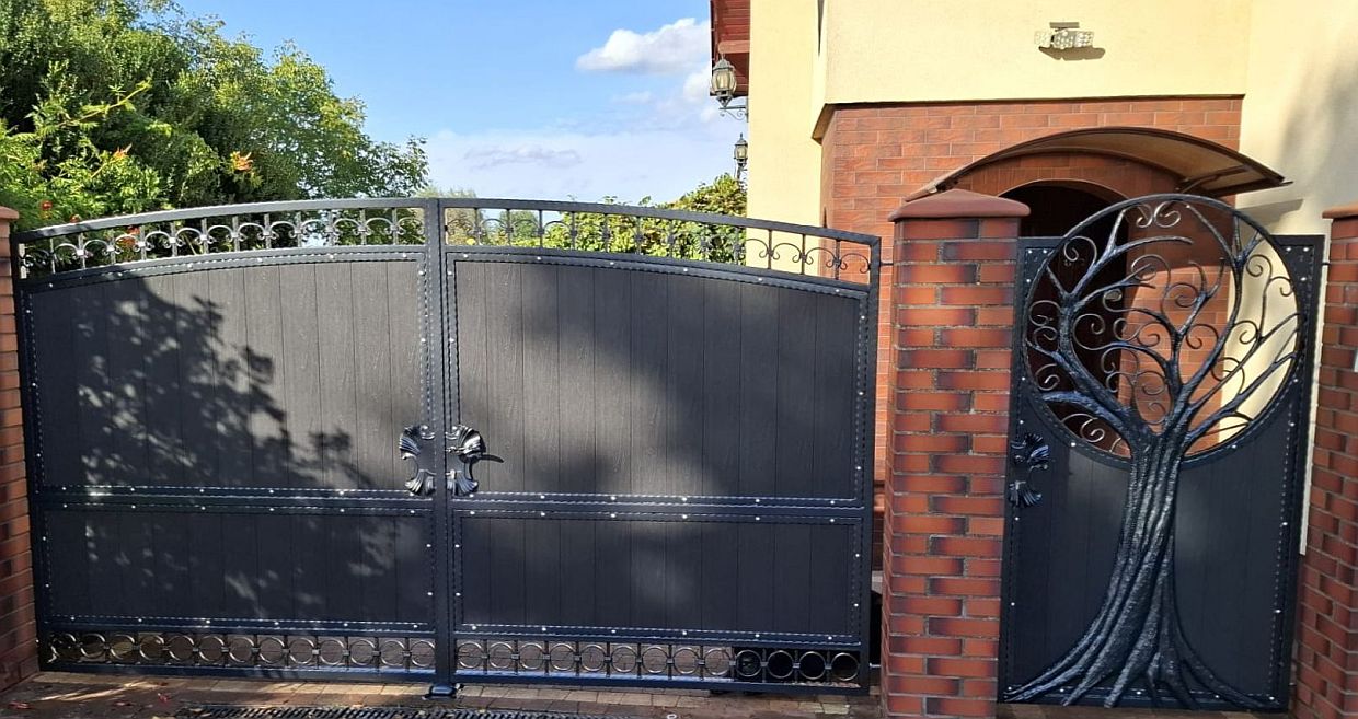 Metalltore mit WPC-Paneelen in Anthrazit und Rahmen in Dunkelsilber