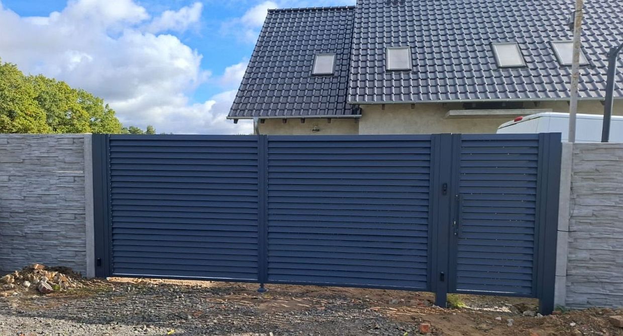 Modernes Lamellentor mit Pforte in Anthrazit RAL 7016 – Projekt vom Oktober 2026 Modernes Lamellentor mit Pforte in Anthrazit RAL 7016 – Projekt vom Oktober 2026