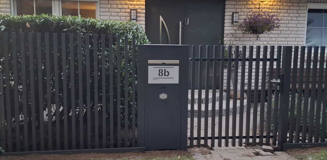 Modernes Zaunsystem VERTIKAL in Hamburg – DAZ Kunstschmiede