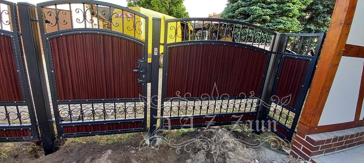 Zaun mit einem Schiebetor aus KömaPan-Paneelen in Brandenburg