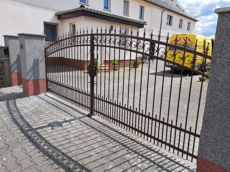 Einfahrtstor aus Metall mit passender Pforte - DAZ Kunstschmiede