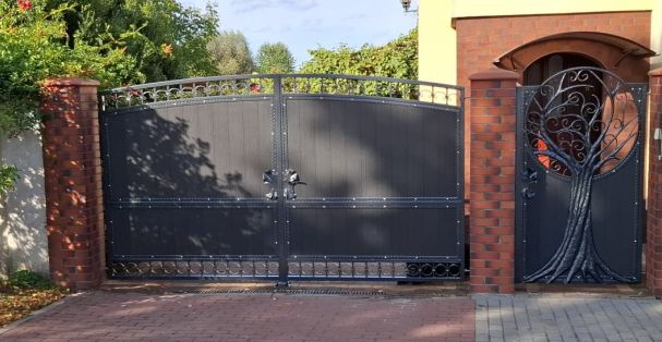 Einfahrtstor in Dunkelsilber mit WPC-Füllung Anthrazit – moderne Lösung für Ihr Zuhause